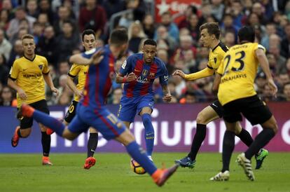 Neymar (centre) del Barcelona xuta la pilota.