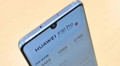 Un m&oacute;vil modelo P30 Pro de Huawe en una tienda de Shanghai