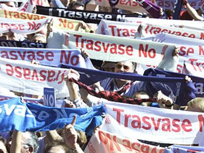 Asistentes a una manifestación en Zaragoza contra el trasvase del Ebro.