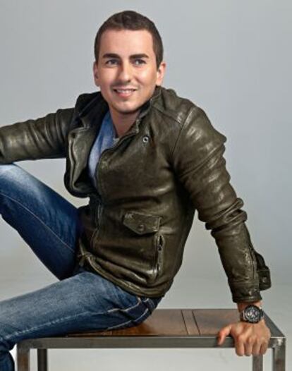 Jorge Lorenzo viste pantalón vaquero y jersey de Antony Morato, chaqueta de cuero verde de Emporio Armani y reloj de Sector No Limits (modelo 850).