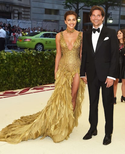 O casal Irina Shayk and Bradley Cooper chegam para o MET Gala 2018.