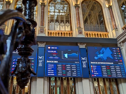 Panel con las cotizaciones, en la Bolsa de Madrid.