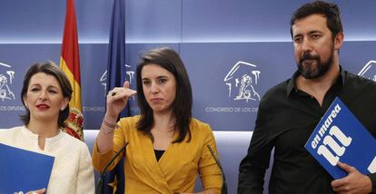 Irene Montero, junto a los diputados Yolanda Díaz y Antón Gómez.
