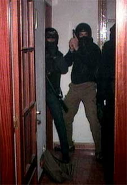 Varios policías asaltan un piso en el que vivían los salafistas detenidos.