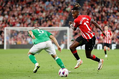 El delantero del Athletic Club Nico Williams regatea a Guido Rodríguez, centrocampista argentino del Real Besits durante el partido de LaLiga de este domingo.