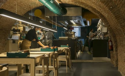 Sala del restaurante NaDo, con la cocina contigua, en Madrid.
