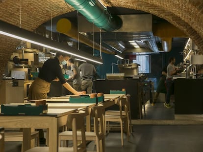 Sala del restaurante NaDo, con la cocina contigua, en Madrid. 