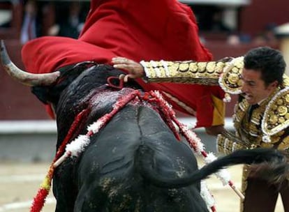 José Pedro Prados, <i>El Fundi,</i> entra a matar a su primer toro de la tarde.