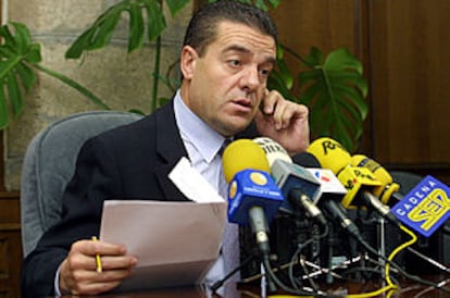 Ismael Álvarez, en 2001, tras la denuncia de Nevenka Fernández.
