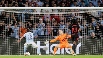 Alfon (izquierda) marca el primer gol del Celta ante el Barcelona.