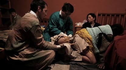 Ceferina Siñani da a luz de rodillas en el hospital boliviano-español en Patacamaya, con el que Médicos del Mundo colabora.