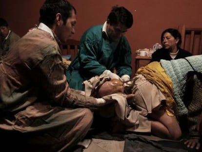 Ceferina Siñani da a luz de rodillas en el hospital boliviano-español en Patacamaya, con el que Médicos del Mundo colabora.