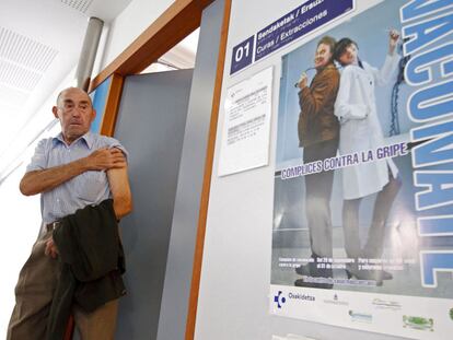 Un hombre sale de la consulta después de haberse vacunado contra la gripe en el País Vasco.