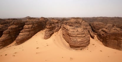 Vista geral das montanhas do arenito no deserto de Al-Ula (Arábia Saudita).