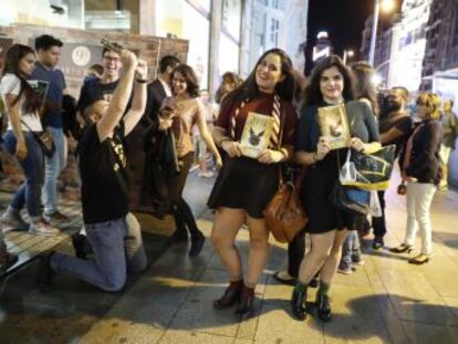 La publicación en España y América Latina de la octava entrega, ‘Harry Potter y el legado maldito’, despierta el entusiasmo arrollador de miles de seguidores