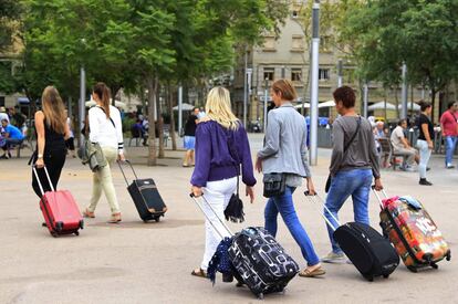 Varias turistas buscan su hospedaje en el barrio de la Barceloneta (Barcelona).