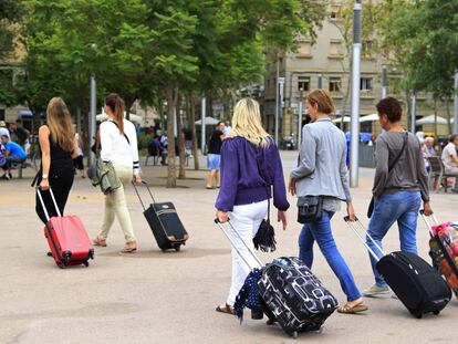 Varias turistas buscan su hospedaje en el barrio de la Barceloneta (Barcelona).