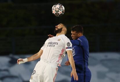 El delantero francés del Real Madrid Karim Benzema (izquierda) pelea un balón con el defensa brasileño del Chelsea Thiago Silva.