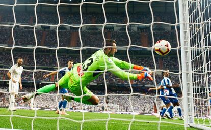 Diego Lopez para una pelota con intención, durante el partido.