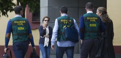 Agentes de la Guardia Civil, tras un registro del 'caso Madeja' hace un año.