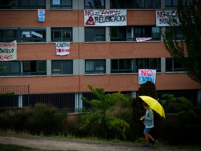 Los balcones de los edificios residenciales de Montecarmelo se han llenado de pancartas y lonas con mensajes contra la nueva ubicación del cantón.