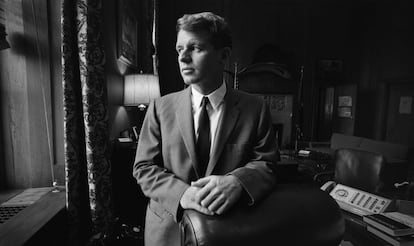 Robert Kennedy, retratado em seu escritório no Departamento de Justiça em Washington, em 1964. Nesse ano ele deixou de exercer o cargo de promotor geral dos Estados Unidos para o qual havia sido nomeado três anos antes por seu irmão, o presidente JFK.