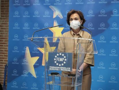 La vicepresidenta primera del Gobierno, Carmen Calvo, durante la rueda de prensa tras la reunión con el presidente de la FEMP, Abel Caballero.