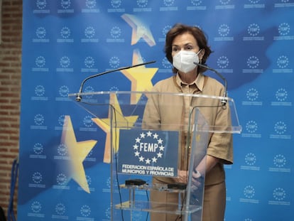 La vicepresidenta primera del Gobierno, Carmen Calvo, durante la rueda de prensa tras la reunión con el presidente de la FEMP, Abel Caballero.