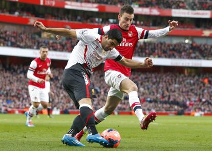 Laurent Koscielny, del Arsenal, intenta robar la pelota a Luis Suárez. (R)