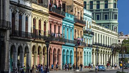 Coloridos edificios con columnas en sus soportales en La Habana.