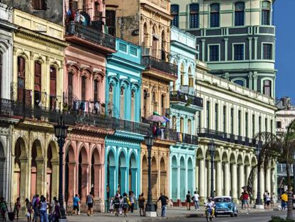 Coloridos edificios con columnas en sus soportales en La Habana.