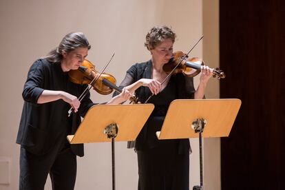 Las violinistas Sophie Gent y Cecilia Bernardini.