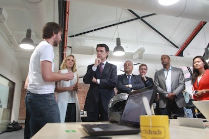 El ministro de Industria, Energía y Turismo, José Manuel Soria (centro), visitó las instalaciones de Campus Madrid junto al secretario de Estado de Telecomunicaciones, Víctor Calvo Sotelo (a la derecha); a la directora del centro, Sofía Benjumea (a la izquierda); y al vicepresidente sénior de Google, David Drummond, y la directora de Google for Entrepreneurs, Mary Grove (ambos a la derecha).