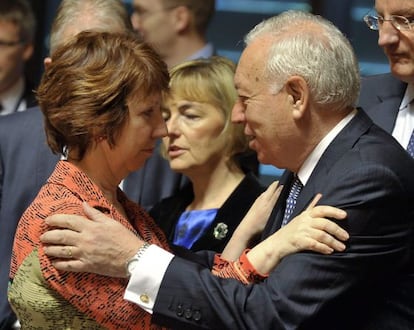 El ministro español de Asuntos Exteriores, José Manuel García-Margallo saluda a la jefa de la política exterior de la Unión Europea, Catherine Ashton hoy en Luxemburgo.