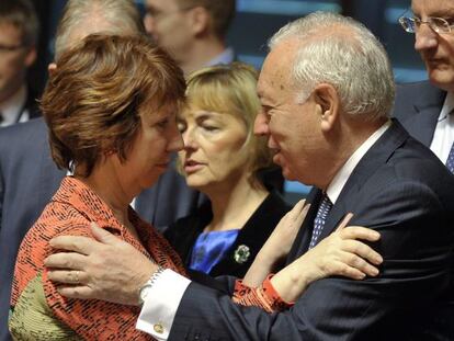 El ministro espa&ntilde;ol de Asuntos Exteriores, Jos&eacute; Manuel Garc&iacute;a-Margallo  saluda a la jefa de la pol&iacute;tica exterior de la Uni&oacute;n Europea, Catherine Ashton hoy en Luxemburgo.
 