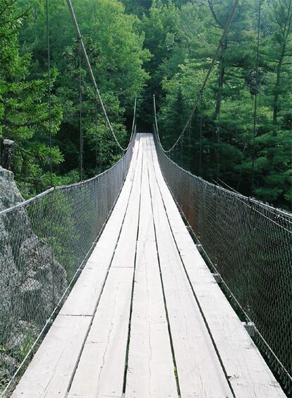 Las increíbles vistas sobre el cañón y su río bien merecen el riesgo y la aceleración del corazón en este bella reserva cerca de Québec, Canadá.