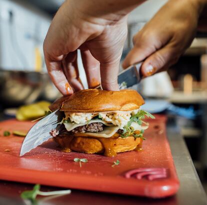 Una hamburguesa que se servirá en uno de los foodtrucks que ha abierto este noviembre en Madrid. Lleva una base de salsa chifera, mayonesa de chipotles, carne de buey, queso cheddar y crujiente de arroz. 