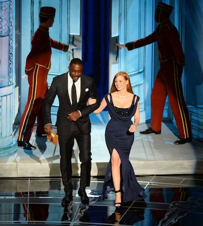 Jessica Chastain y el actor Idris Elba acceden al escenario de la gala cruzando un decorado inspirado en la película 'El gran hotel Budapest'.