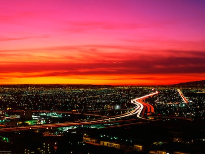 Vista aérea de la ciudad de Los Ángeles al atardecer.