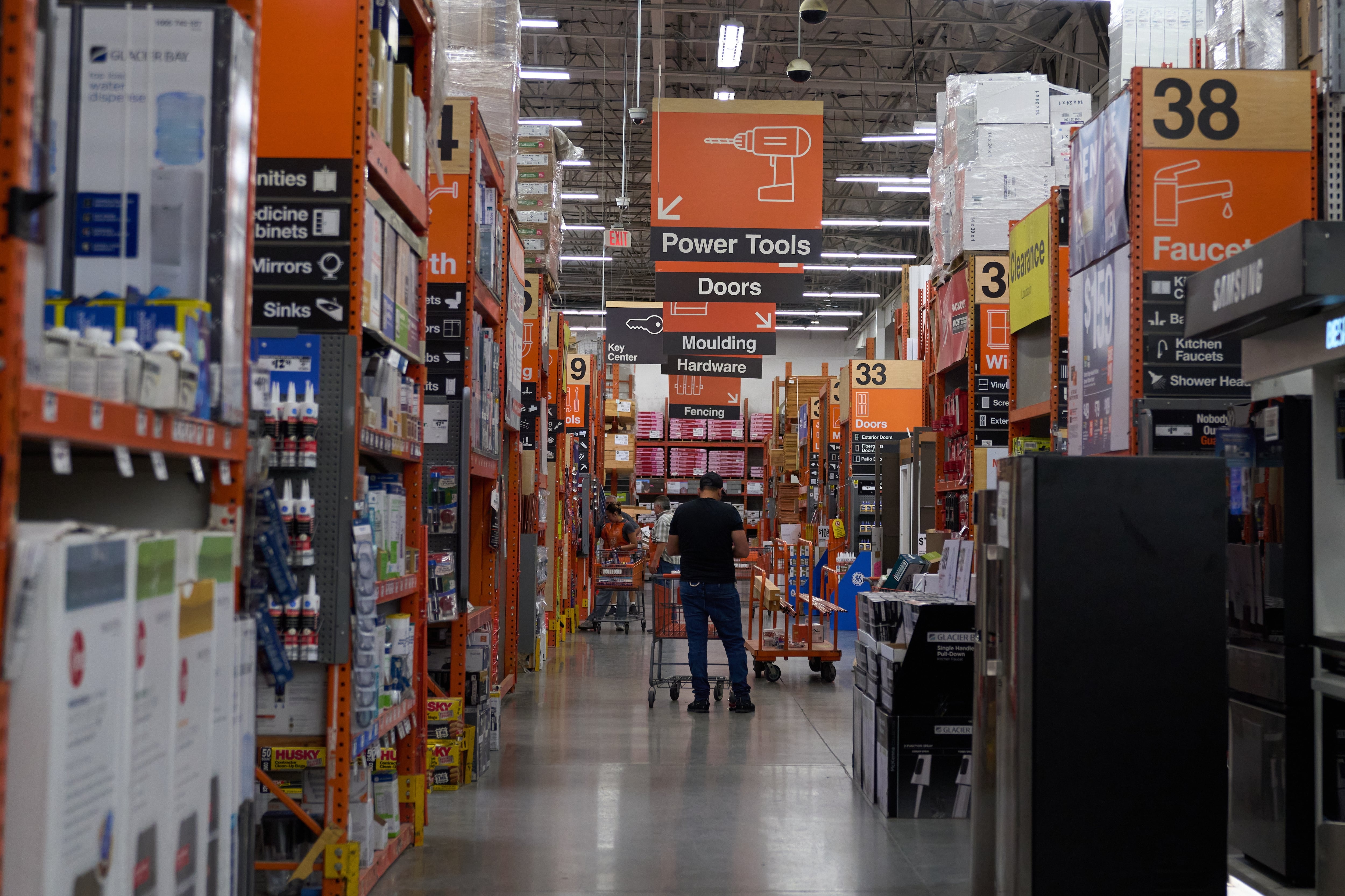 Interior de una tienda de Home Depot en Los Ángeles.