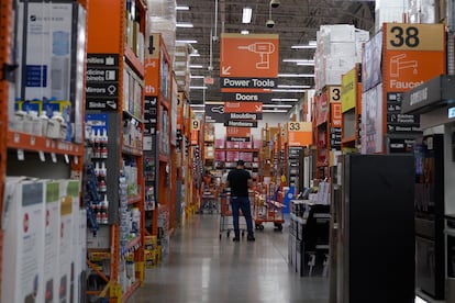 Interior de una tienda de Home Depot en Los Ángeles.