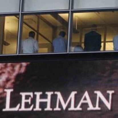 Trabajadores en el banco de Lehman Brothers