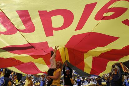 Manifestantes sostiene una bandera independentista durante la marcha.