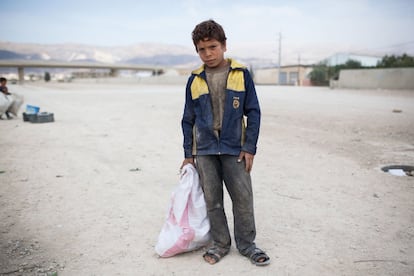 Sabah tiene 12 años, pero por su mirada no lo parece. En su bolso, un poco de chatarra, poco más que unos centavos.