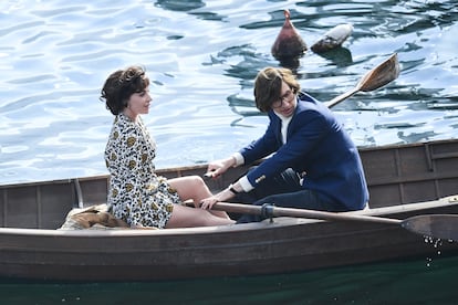 Los estilismos del rodaje, la recreación histórica, otro de los ganchos para permanecer atentos a una de las películas más esperadas del año: aquí, Driver y Gaga disfrutando de un paseo en barca en el lago Como.