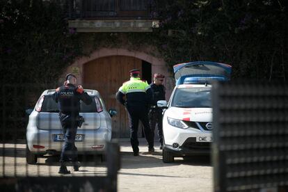 Agentes de los Mossos vigilan el centro de menores de Castelldefels.