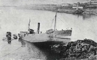 O barco 'Esperanza', encalhado nos recifes de Opiumideras, La Coruña, em 1905.