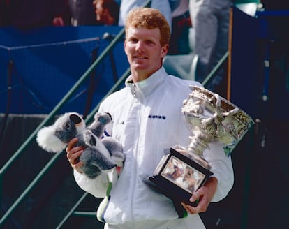 Courier posa con el trofeo de campeón de Australia en 1992.