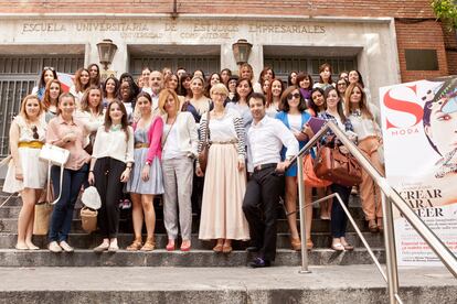 Empar Prieto, directora de S Moda (en el centro con chaqueta blanca), posa con los asistentes a la jornada de periodismo y moda celebrada el pasado sábado en la Universidad Complutense de Madrid.