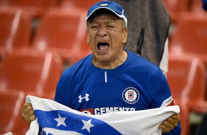 Un aficionado de Cruz Azul celebra un gol.